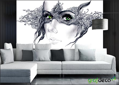 Wizualizacja fototapety, szkic twarzy kobiety z zielonymi oczami w masce powieszona nad sofą w salonie